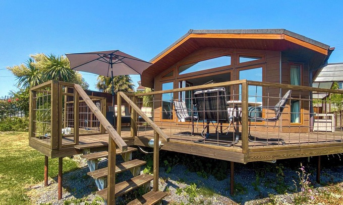 Uphill Cabaña | Welcome to West View, a delightful lodge nestled in the seaside town of Weston-super-Mare.