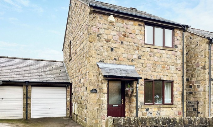 Hollow Meadows Cabaña | 2 bedroom accommodation in Dungworth, near Sheffield