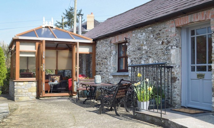 Carmarthen Cabaña | 2 bedroom accommodation in Bronwydd Arms