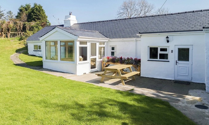 Caernarfon Cabaña | 2 bedroom accommodation in Carmel, near Caernarfon