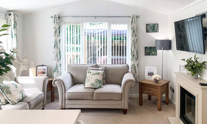 Little Weighton Cabina | 2 bedroom accommodation in Little Weighton, Nr Beverley
