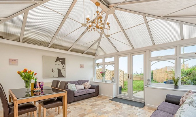 Llangynin Cabaña | 2 bedroom accommodation in Llangynin