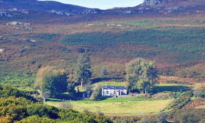 Rhayader Cabaña | Detached Elan Valley holiday cottage surrounded by open countryside with breathtaking views.