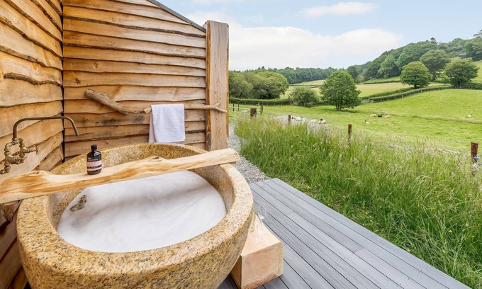Caersws Cabaña | 2 bedroom accommodation in Llanidloes, near Newtown