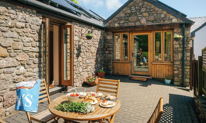 Crynant Cabaña | 2 bedroom accommodation in Gower