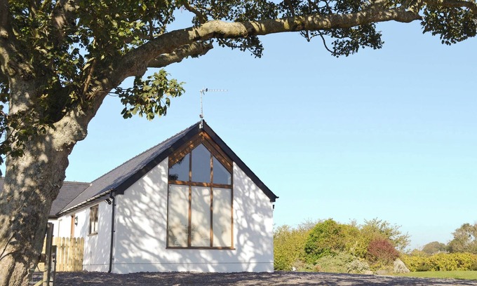 Llanfachraeth Cabaña | 2 bedroom accommodation in Llanfachraeth, near Holyhead