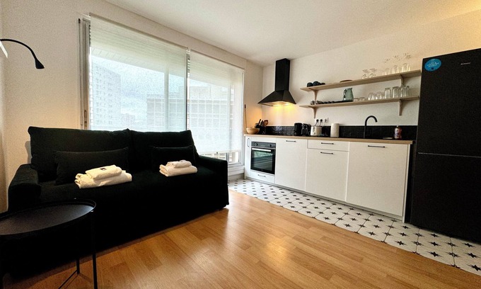 Levallois-Perret Apartamento | 2 Bedroom Apartment near Arc de Triomphe Paris by Wild