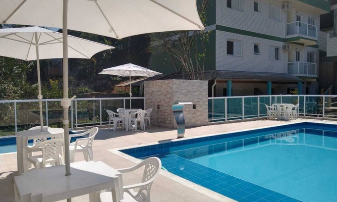 Caraguatatuba Apartamento | Apartamento de 2 dormitorios, amueblado con piscina, cerca de Martim de Sá.