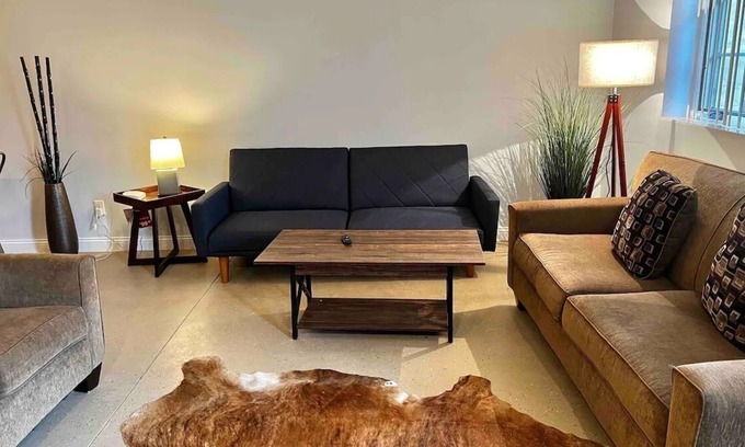 Lansing Apartamento | 2 bedroom apartment 1 mile from Mississippi!