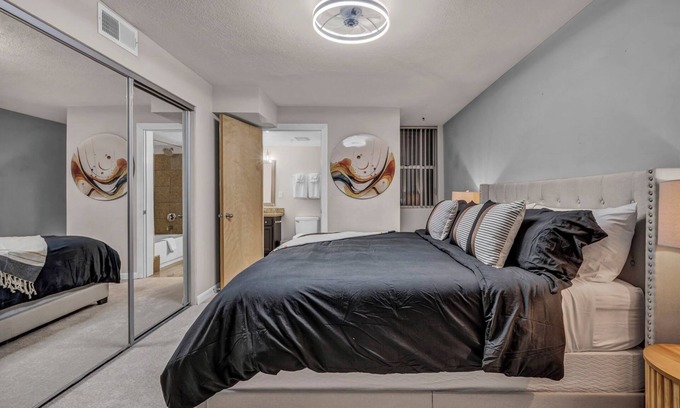 Ohio City Apartamento | 2-bedroom apartment in brilliant Cleveland with WiFi, AC, fitness room