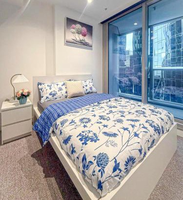 Melbourne Central Business District Apartamento | 2-Bedroom Apartment in Melbourne CBD with Balcony, Pool & Gym Access