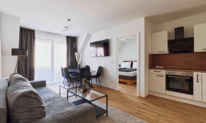 Hirschstetten Apartamento | 2-bedroom apartment in enchanting Wien with WiFi, AC, terrace and grill