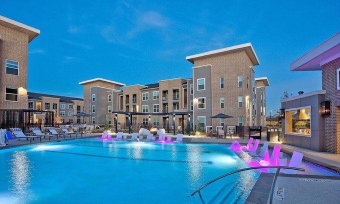 Richmond Apartamento | 2-bedroom apartment in awesome Richmond: pool, jacuzzi, pool table, fitness room