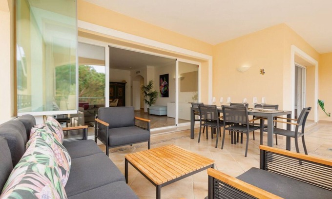 Nikki Beach Apartamento | Apartamento de 2 dormitorios al lado de la playa en Elviria, Marbella
