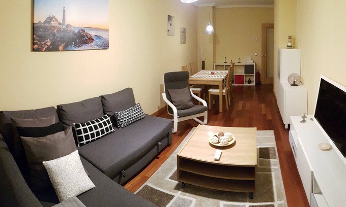 La Corredoria y Ventanielles Apartamento | 2 bedroom apartment with parking and WiFi. Next to the Hospital (HUCA).