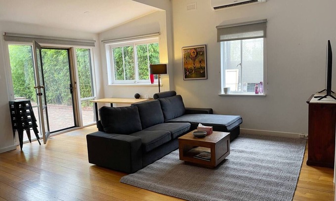 Caulfield South Casa | 2 bedroom Art Deco Light filled Home!