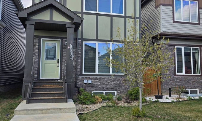 Edmonton Casa | 2-bedroom Basement suite in seren Rosenthal West Edmonton