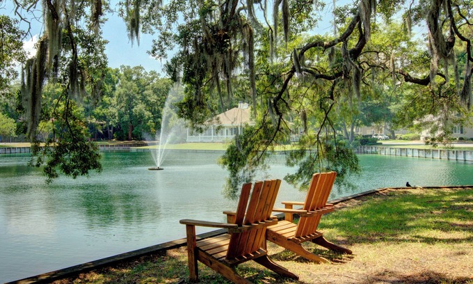 Demere Park Condominio | Beautifully decorated condo, St. Simons Island, 5 minutes to Beach, heated pool