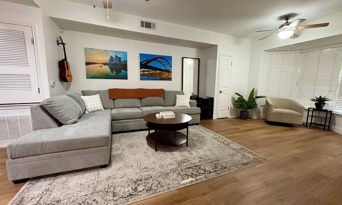 West Campus Condominio | 2-bedroom beautiful West Campus Austin condo