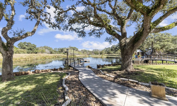 Columbus Otro | 2 bedroom Cabin! Party Barn with games! 5 acers with pond!