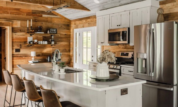 Sinking Spring Cabina | 2 Bedroom Cabin with Pickleball Court, Sectional Couch and Outdoor Dining