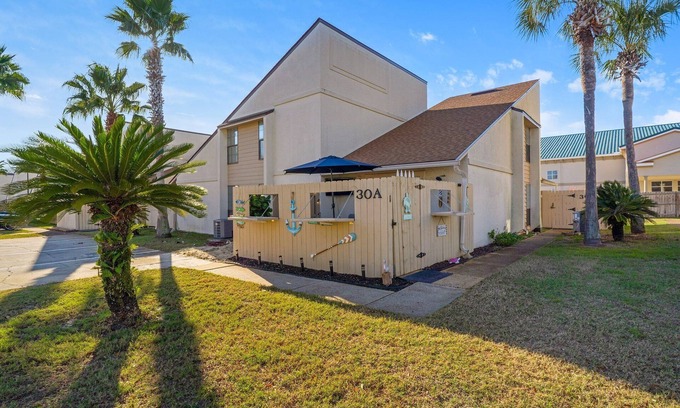 Summer Breeze Condominio | 2-bedroom condo in charming Panama City Beach with WiFi, fitness room