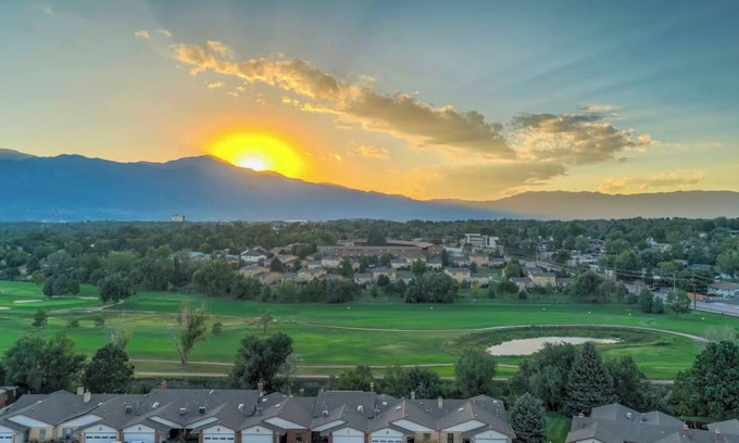Southeast Colorado Springs Condominio | 2-bedroom condo in delightful Colorado Springs, WiFi, fitness room, heated pool