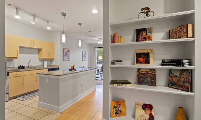 Oak Lawn Condominio | 2-bedroom condo 8 mins to AAC