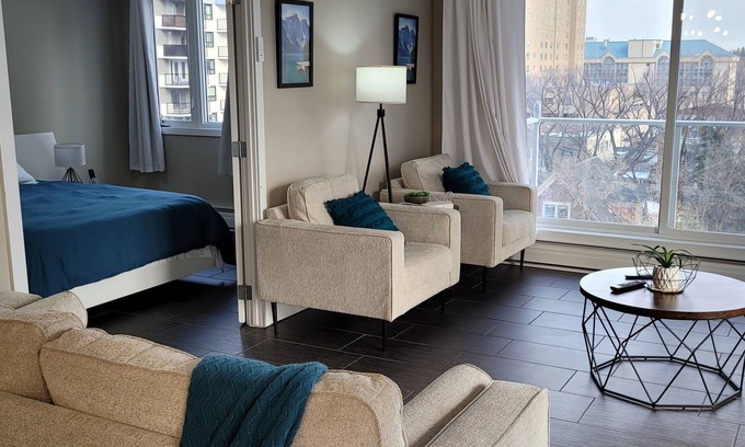Saskatoon Downtown Condominio | 2 Bedroom Condo, Close to River, Hospitals, University, Shopping- Free Parking