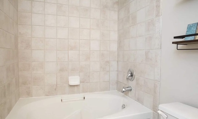 Near South Side Condominio | 2-bedroom condo in perfect Chicago with WiFi, AC. Start your getaway