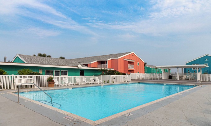 Port Aransas Condominio | 2-bedroom condo in Port Aransas with AC, complete with Margarita Station!
