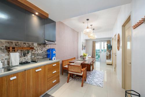 Santo Cristo Apartamento | 2-Bedroom Condo QC Grass Residences SM North EDSA