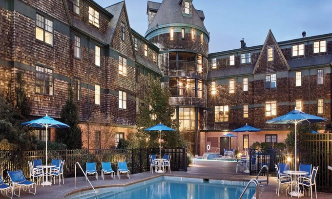 The Point Condominio | 2 Bedroom Condo, Sleeps 6, Kitchen, in Downtown Newport, Long Wharf Resort!