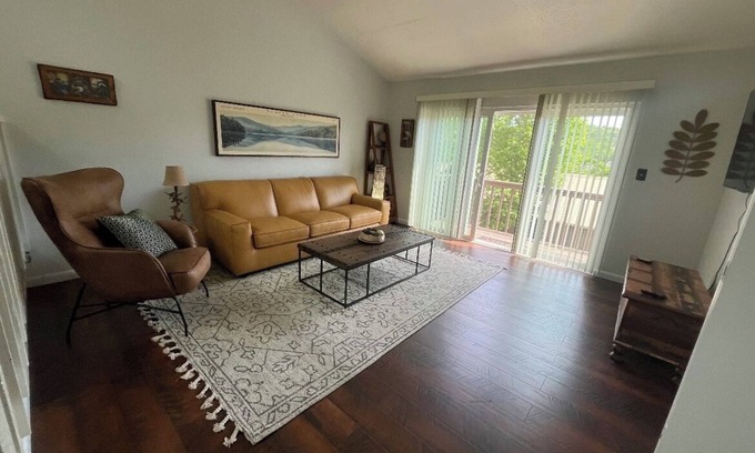 Holiday Island Condominio | 2-bedroom condo in cozy Holiday Island with AC, WiFi