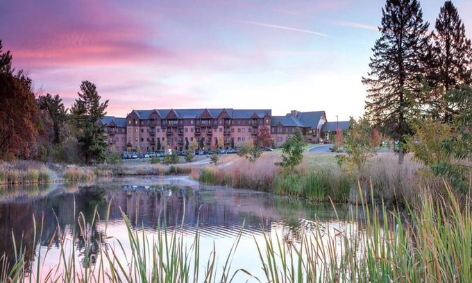 Lake Delton Condominio | 2 Bedroom Condo w/ Kitchen, Sleeps 8, Glacier Canyon Lodge, w/ Waterpark Passes!