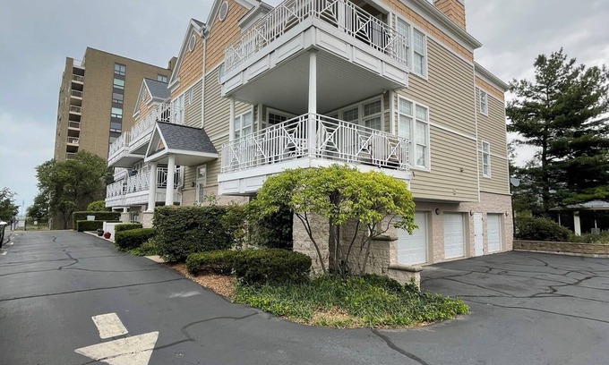 Michigan City Condominio | 2-bedroom condo with WiFi, indoor pool, hot tub in delightful Michigan City