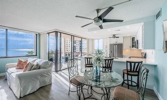 Palma del Mar Condominio | 2-bedroom condo with water view on Isla del Sol, St. Petersburg
