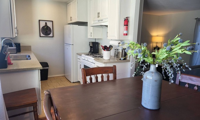 Park Estates Condominio | 2-bedroom Condo with WiFi less than 10 min from Beach, CSLB, Convention Center