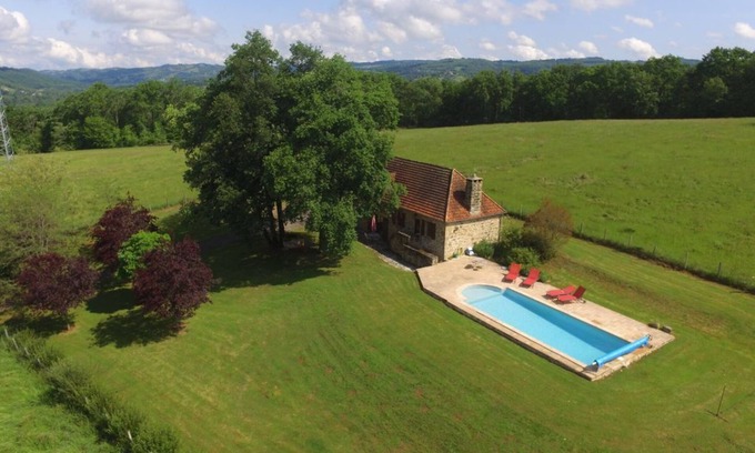 Puy-d'Arnac Cabaña | Casa rural de 2 dormitorios con piscina privada rodeada de naturaleza.