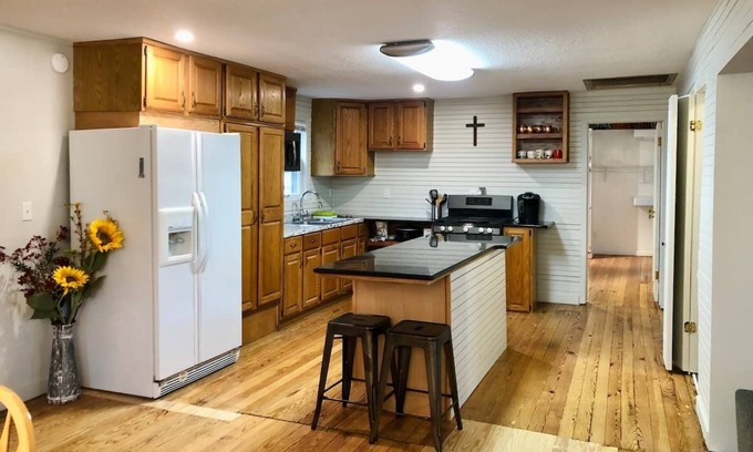 Shawnee Casa | 2 Bedroom Cottage, large front yard, pets welcome, great location