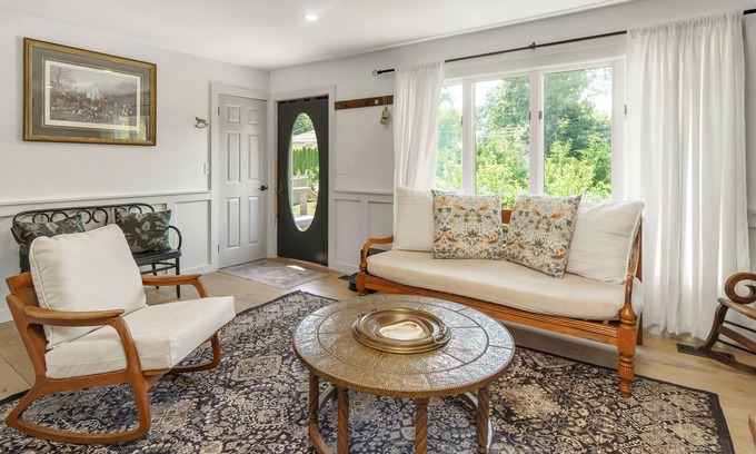 East Hampton Cabaña | 2 bedroom cottage-Cozy winter vibes with wood stove and hot tub