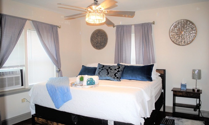Memphis Casa | 2 Bedroom Cozy Cottage Queen and King Beds Pet Friendly SpaciousSafe backyard