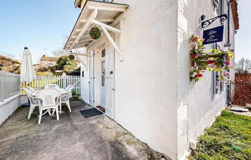 Oradour-Fanais Casa | 2 Bedroom Cozy Home In Oradour-Fanais