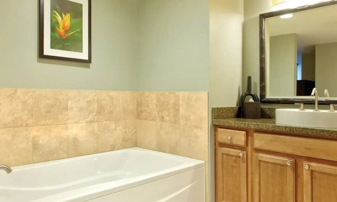 Waikiki Hotel | 2 Bedroom Deluxe Lower Level - Full Kitchen - Waikiki Beach Walk AUG 17 to 24