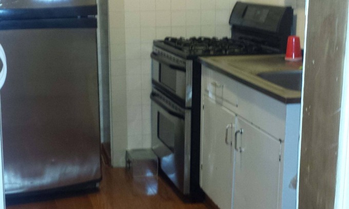 North Philadelphia East Apartamento | 2 Bedroom entire floor with small deck adjacent the kitchen