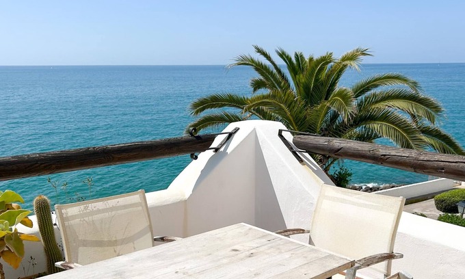 Vallpineda Apartamento | Escapada frente al mar con Parking por Hostem