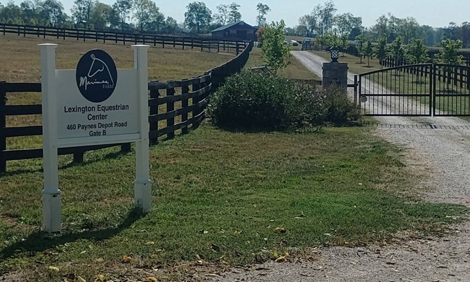 Lexington Otro | 2-bedroom farmhouse in Lexington next to horse farm. Horse stalls available.