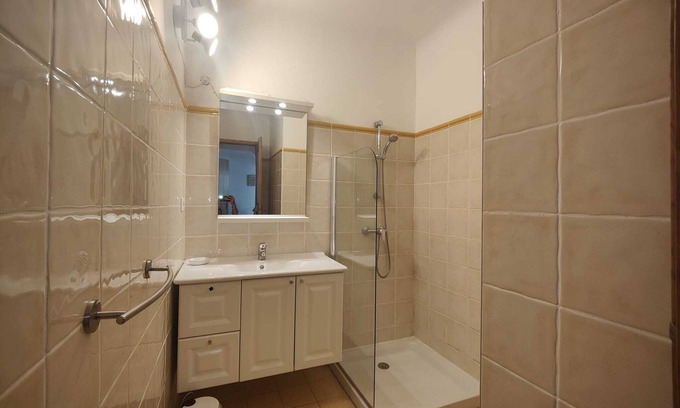 Les Salles-sur-Verdon Casa | 2-bedroom apartment with garden, 5-minute walk from Lac de Ste Croix.