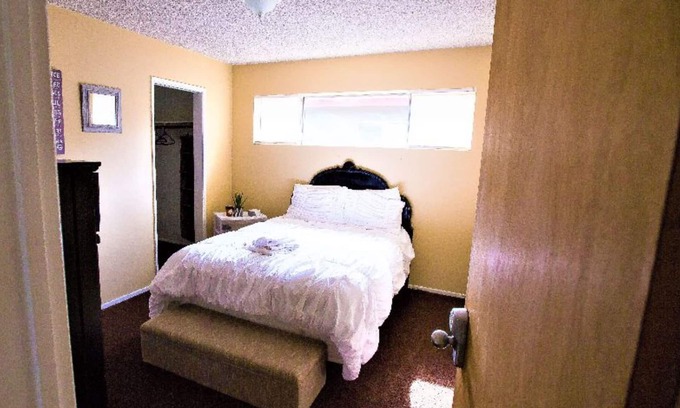 Oleander - Sunset Casa | 2 Bedroom Gated Townhouse with Private Entrance In Downtown Bakersfield