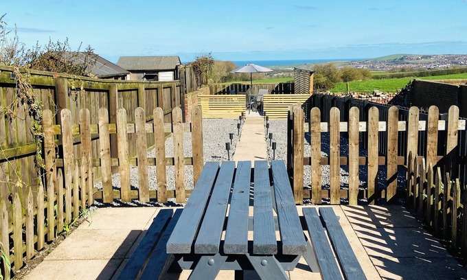 Saltburn-by-the-Sea Cabaña | 2 bedroom accommodation in Lingdale, near Saltburn-by-the-Sea